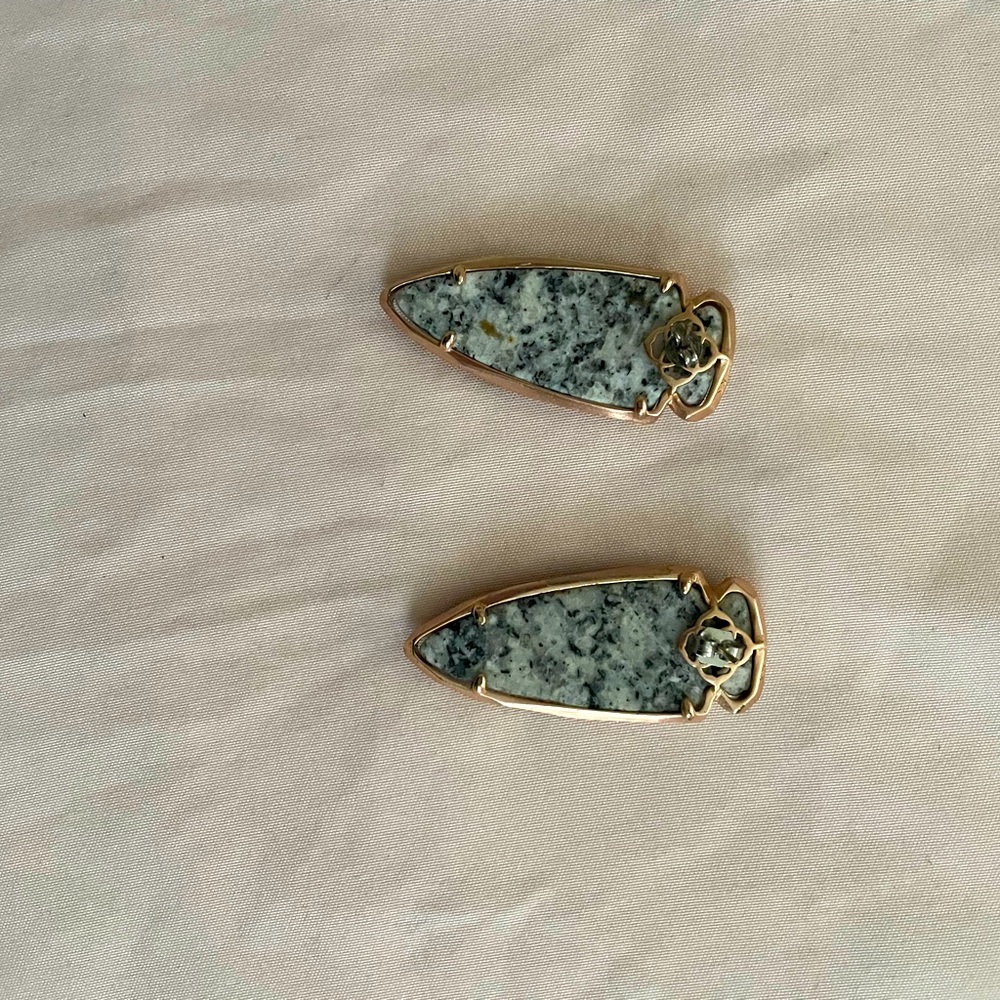 Kendra Scott Rosegold & graphite earrings. Good used condition.